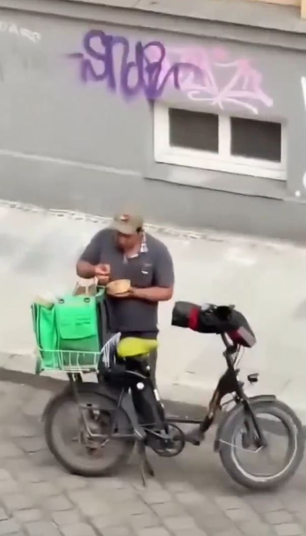 Váš kuriér jedla musí tiež jesť